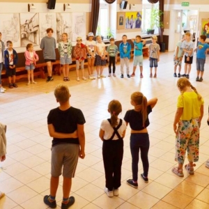 Pierwszy dzień półkolonii pt. Poznajmy się. Zdjęcie przedstawia uczestników wypoczynku podczas wspólnej zabawy