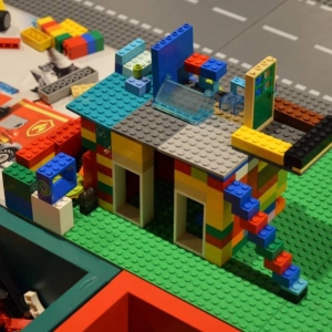 Zdjęcie przedstawia uczestników półkolonii IV turnusu w trakcie wycieczki na wystawę klocków LEGO podczas zwiedzania i wspólnej zabawy. 