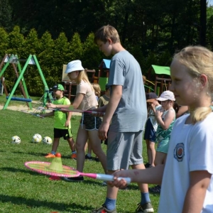 Ostatni dzień półkolonii był dniem sportu. Na zdjęciu uczestnicy wypoczynku na boisku sportowym w Nakle Śląskim podczas wspólnej zabawy.