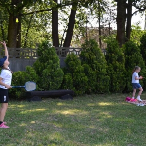 Ostatni dzień półkolonii był dniem sportu. Na zdjęciu uczestnicy wypoczynku na boisku sportowym w Nakle Śląskim podczas wspólnej zabawy.