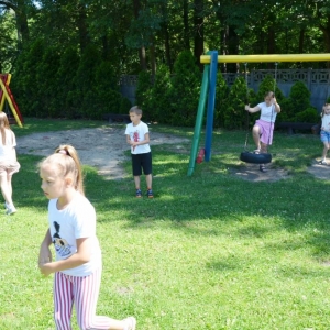 Pierwszy dzień półkolonii pt. Poznajmy się. Zdjęcie przedstawia uczestników wypoczynku podczas wspólnej zabawy