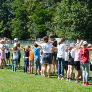 Pierwszy dzień półkolonii pt. Poznajmy się. Zdjęcie przedstawia uczestników wypoczynku podczas wspólnej zabawy