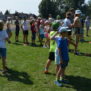 Ostatni dzień półkolonii był dniem sportu. Na zdjęciu uczestnicy wypoczynku na boisku sportowym w Nakle Śląskim podczas wspólnej zabawy.
