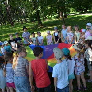 W środę uczestnicy półkolonii pojechali do świerklanieckiego parku na piknik z animacjami. Zdjęcie przedstawia uczestników wypoczynku.