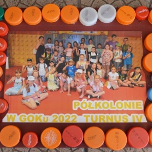 Ostatni dzień półkolonii był dniem sportu. Na zdjęciu ręcznie wykonana ramka ze zdjęciem grupowym IV turnusu półkolonii.