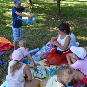 W środę uczestnicy półkolonii pojechali do świerklanieckiego parku na piknik z animacjami. Zdjęcie przedstawia uczestników wypoczynku.
