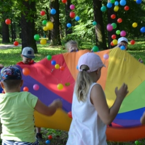 W środę uczestnicy półkolonii pojechali do świerklanieckiego parku na piknik z animacjami. Zdjęcie przedstawia uczestników wypoczynku.