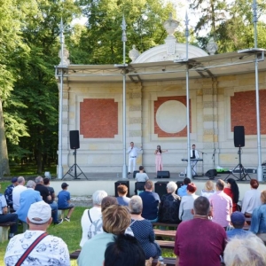 Zdjęcie przedstawia koncert  Łukowski Brygida i Robert z zespołem 