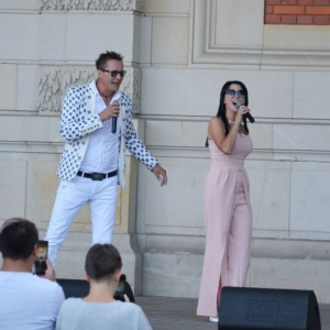 Zdjęcie przedstawia koncert  Łukowski Brygida i Robert z zespołem 