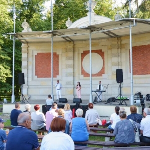 Zdjęcie przedstawia koncert  Łukowski Brygida i Robert z zespołem 