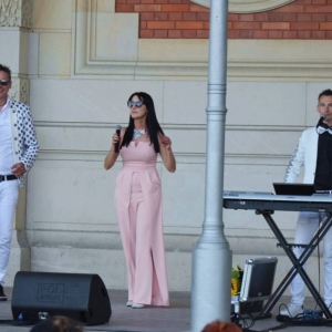 Zdjęcie przedstawia koncert  Łukowski Brygida i Robert z zespołem 