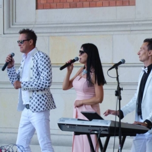 Zdjęcie przedstawia koncert  Łukowski Brygida i Robert z zespołem 
