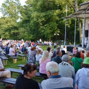 Zdjęcie przedstawia koncert  Łukowski Brygida i Robert z zespołem 