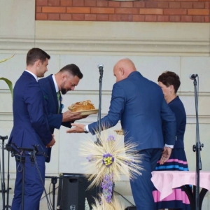 Część oficjalna dożynek. Przekazanie chlebów dożynkowych przez starostów dożynek.