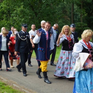 Przemarsz korowodu dożynkowego