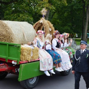 Przemarsz korowodu dożynkowego