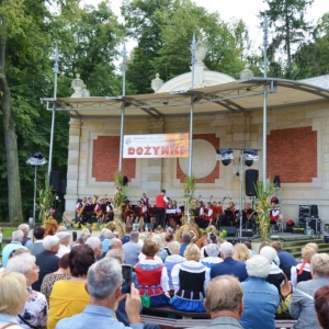 Publiczność przed sceną