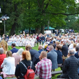 Publiczność przed sceną