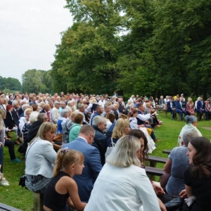 Publiczność przed sceną