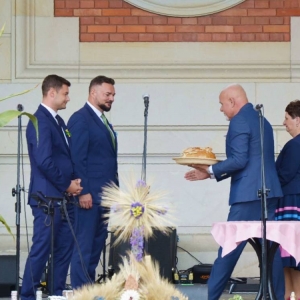 Część oficjalna dożynek. Przekazanie chlebów dożynkowych przez starostów dożynek.