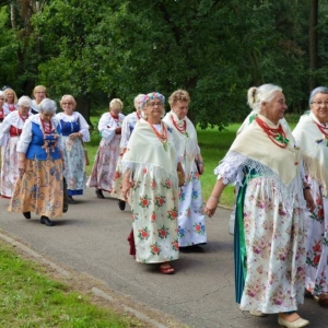 Przemarsz korowodu dożynkowego