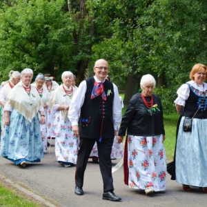 Przemarsz korowodu dożynkowego