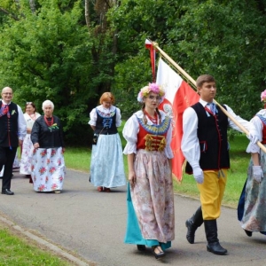 Przemarsz korowodu dożynkowego