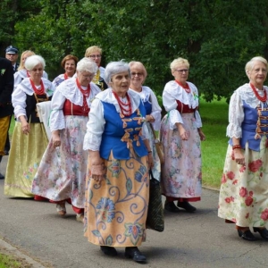 Przemarsz korowodu dożynkowego
