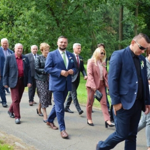 Przemarsz korowodu dożynkowego