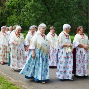 Przemarsz korowodu dożynkowego