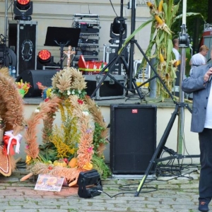 Rozpoczęcie części oficjalnej dożynek. Powitanie publiczności przez konferansjera dożynek.