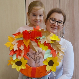 Uczestniczki zajęć z wykonanymi jesiennymi pracami plastycznymi