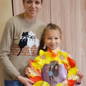 Uczestniczki zajęć z wykonanymi jesiennymi pracami plastycznymi