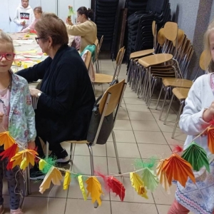 Uczestniczki zajęć z wykonanymi jesiennymi pracami plastycznymi