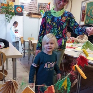 Uczestniczki zajęć z wykonanymi jesiennymi pracami plastycznymi