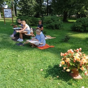 Młodzież malująca w Świerklanieckim parku