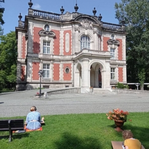 Młodzież malująca w Świerklanieckim parku