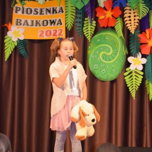 Uczestniczka konkursu podczas występu