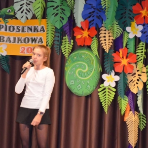 Uczestniczka konkursu podczas występu