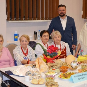 Koło Gospodyń Wiejskich z Nakła Śląskiego z Wójtem Gminy Świerklaniec