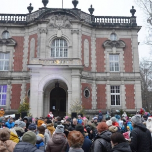 Spotkanie dzieci z Mikołajem przy Pałacu Kawalera w świerklanieckim parku