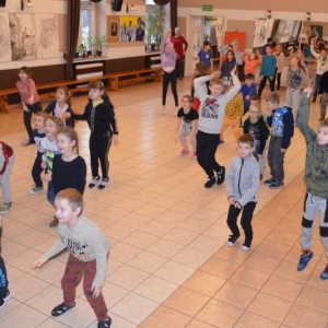 Uczestnicy zimowiska  podczas wspólnej zabawy