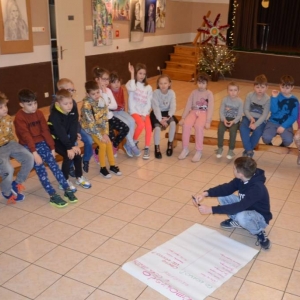 Pierwszy dzień organizacyjny. Zajęcia stacjonarne z ułożeniem regulaminu zimowiska, grami, zabawami i zajęciami plastycznymi