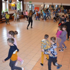 Pierwszy dzień organizacyjny. Zajęcia stacjonarne z ułożeniem regulaminu zimowiska, grami, zabawami i zajęciami plastycznymi