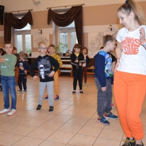 Uczestnicy zimowiska  podczas wspólnej zabawy