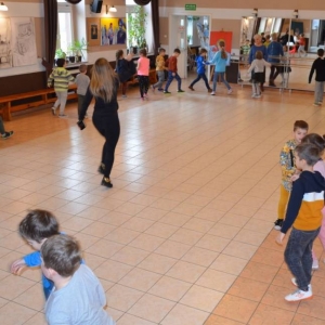 Pierwszy dzień organizacyjny. Zajęcia stacjonarne z ułożeniem regulaminu zimowiska, grami, zabawami i zajęciami plastycznymi