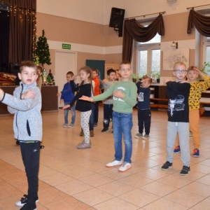 Uczestnicy zimowiska  podczas wspólnej zabawy