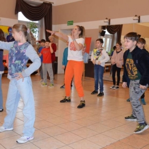 Uczestnicy zimowiska  podczas wspólnej zabawy