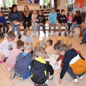 Pierwszy dzień organizacyjny. Zajęcia stacjonarne z ułożeniem regulaminu zimowiska, grami, zabawami i zajęciami plastycznymi