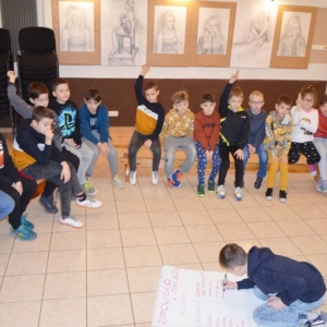 Pierwszy dzień organizacyjny. Zajęcia stacjonarne z ułożeniem regulaminu zimowiska, grami, zabawami i zajęciami plastycznymi